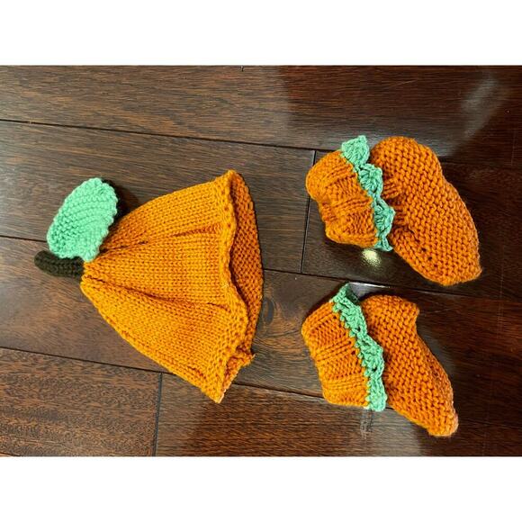 NWOT Baby Halloween pumpkin hat and booties - Picture 3 of 3
